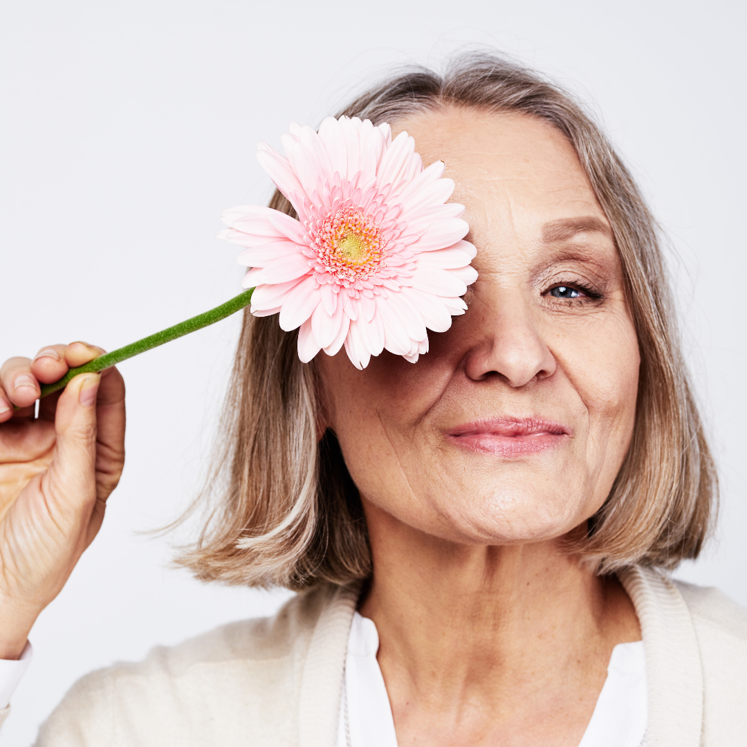 Menopauza není jen o návalech. Gynekoložka vysvětluje, proč se mění trávení a jakou roli hraje střevní mikrobiom