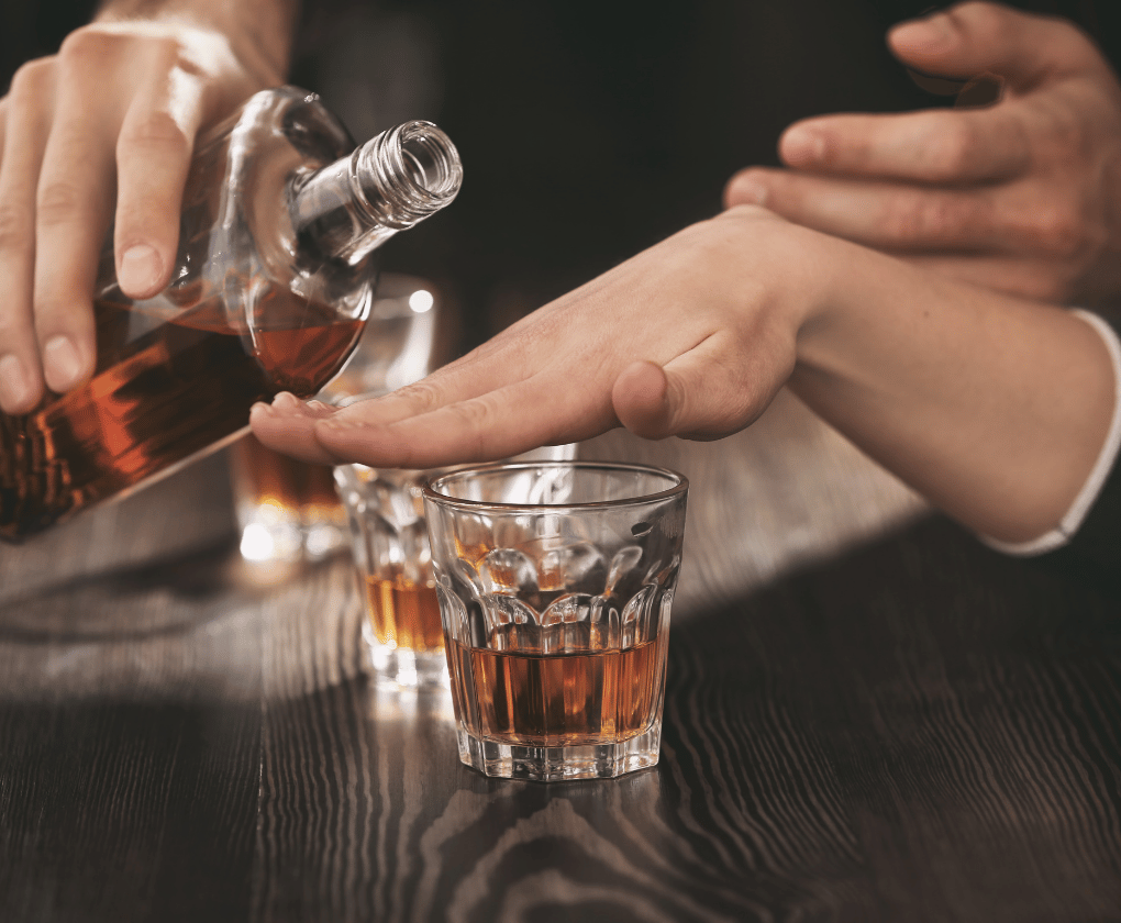 Sklenice alkoholu vedle ilustrace střevního mikrobiomu – vizualizace vlivu alkoholu na bakterie