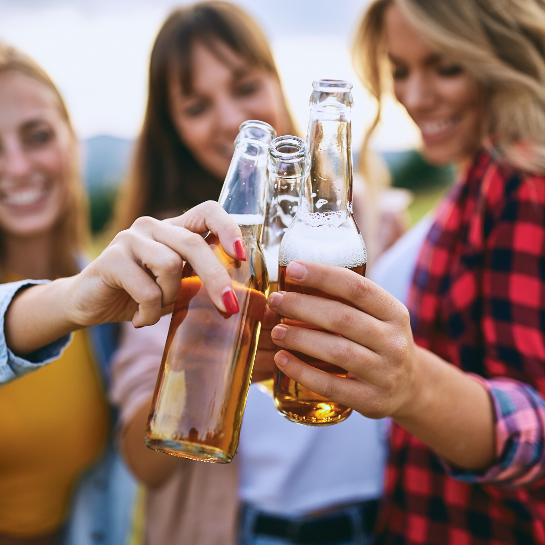 Alkohol a trávení: i „nevinná sklenička“ může rozhodit střevní rovnováhu