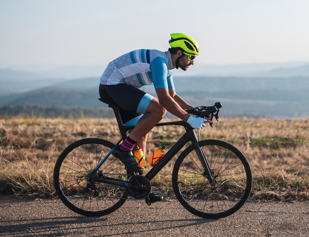 Sportovec s lahví probiotik – ilustrace regenerace a prevence pomocí střevního mikrobiomu