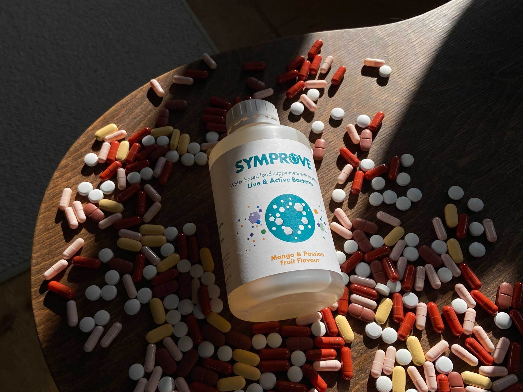 Tablety antibiotik vedle lahve probiotik – ilustrace správného načasování kombinované léčby